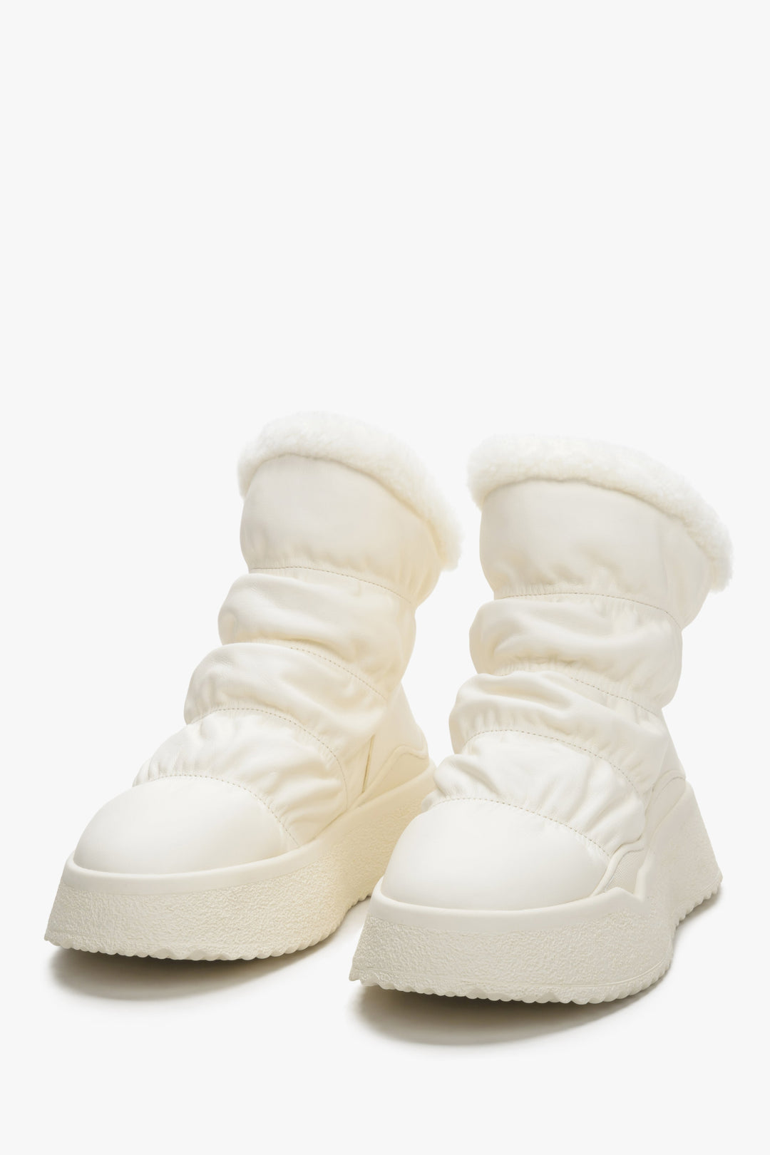 Women's light beige snow boots Estro - a close-up on shoe toeline.