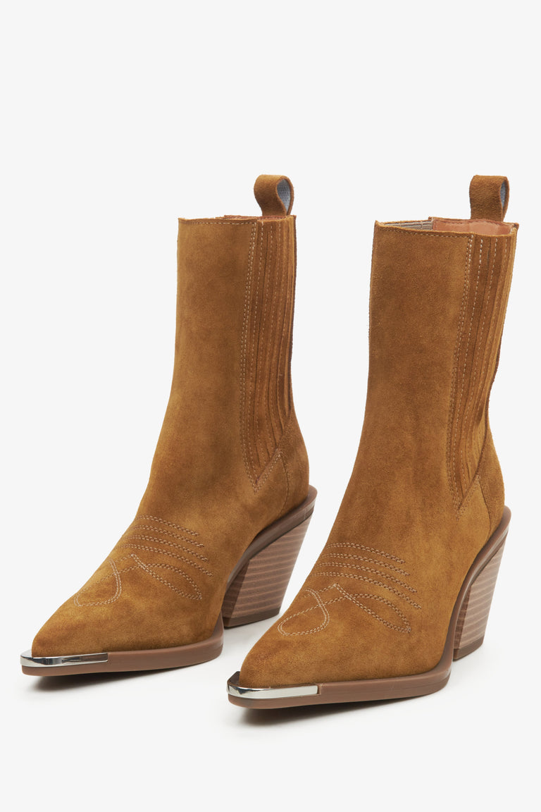 Estro elevated brown women's cowboy boots made of genuine velour.