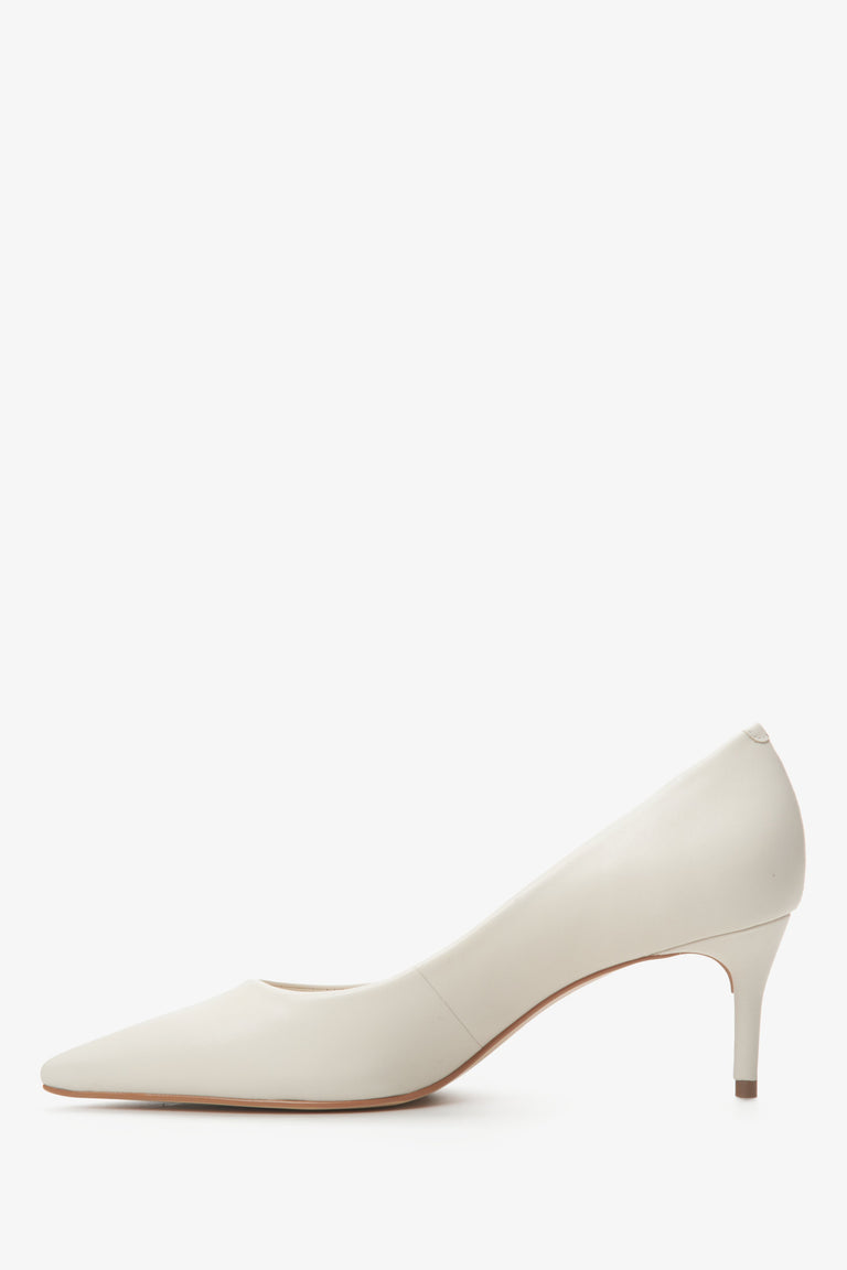 Women's light beige leather pumps by Estro - shoe profile.