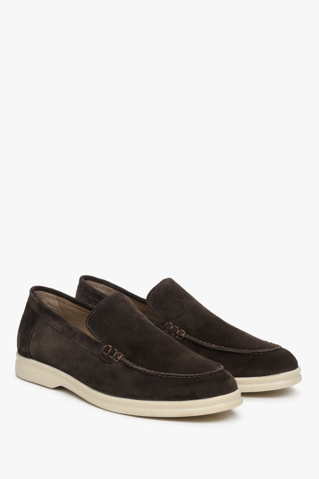 Women's suede loafers in saddle brown Estro - presentation of the sideline and white sole.