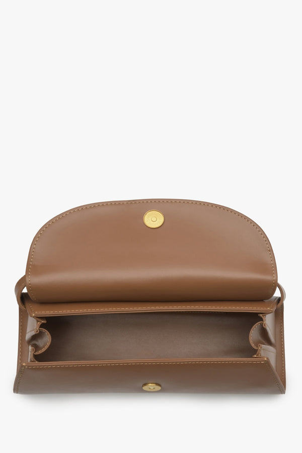 Women's brown handbag made of genuine leather - close-up on the interior of the model.