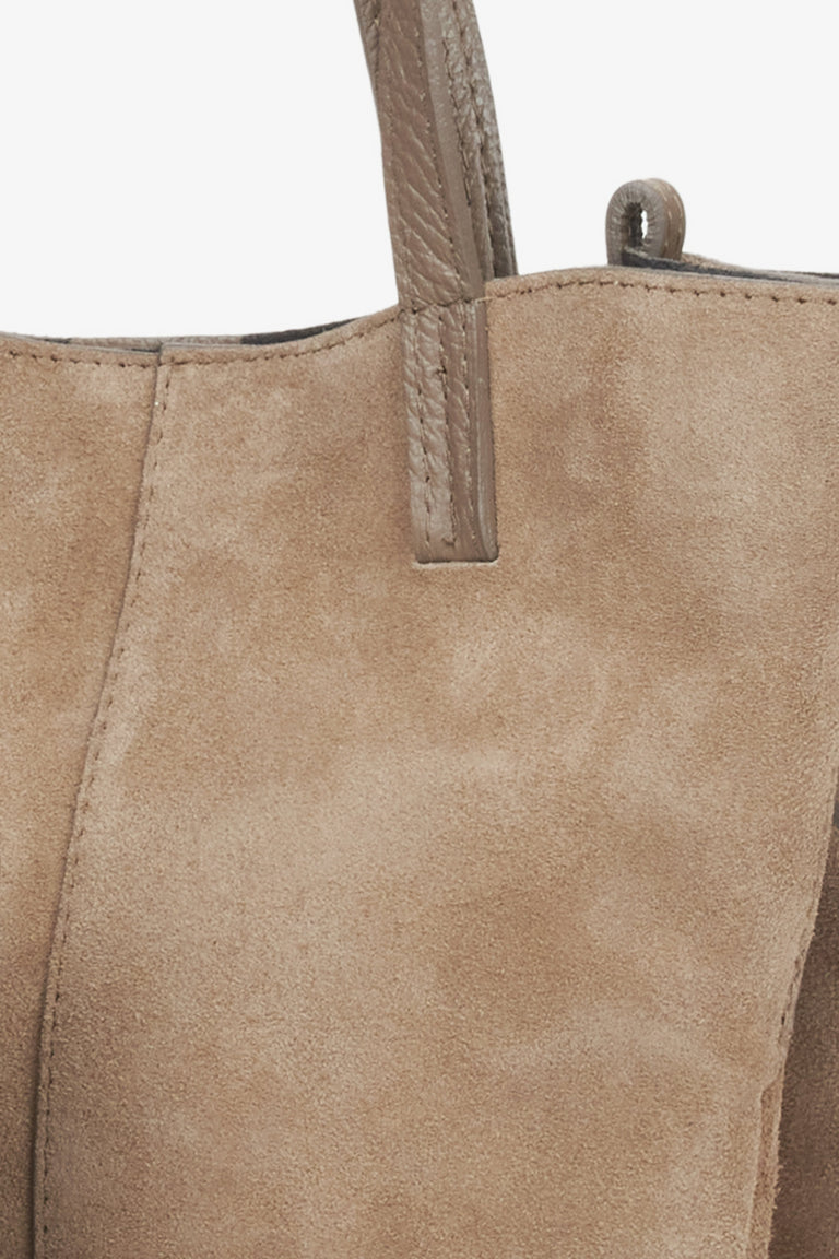 Beige women's handbag with comfortable long handles, made of premium Italian natural velour, from Estro – details.