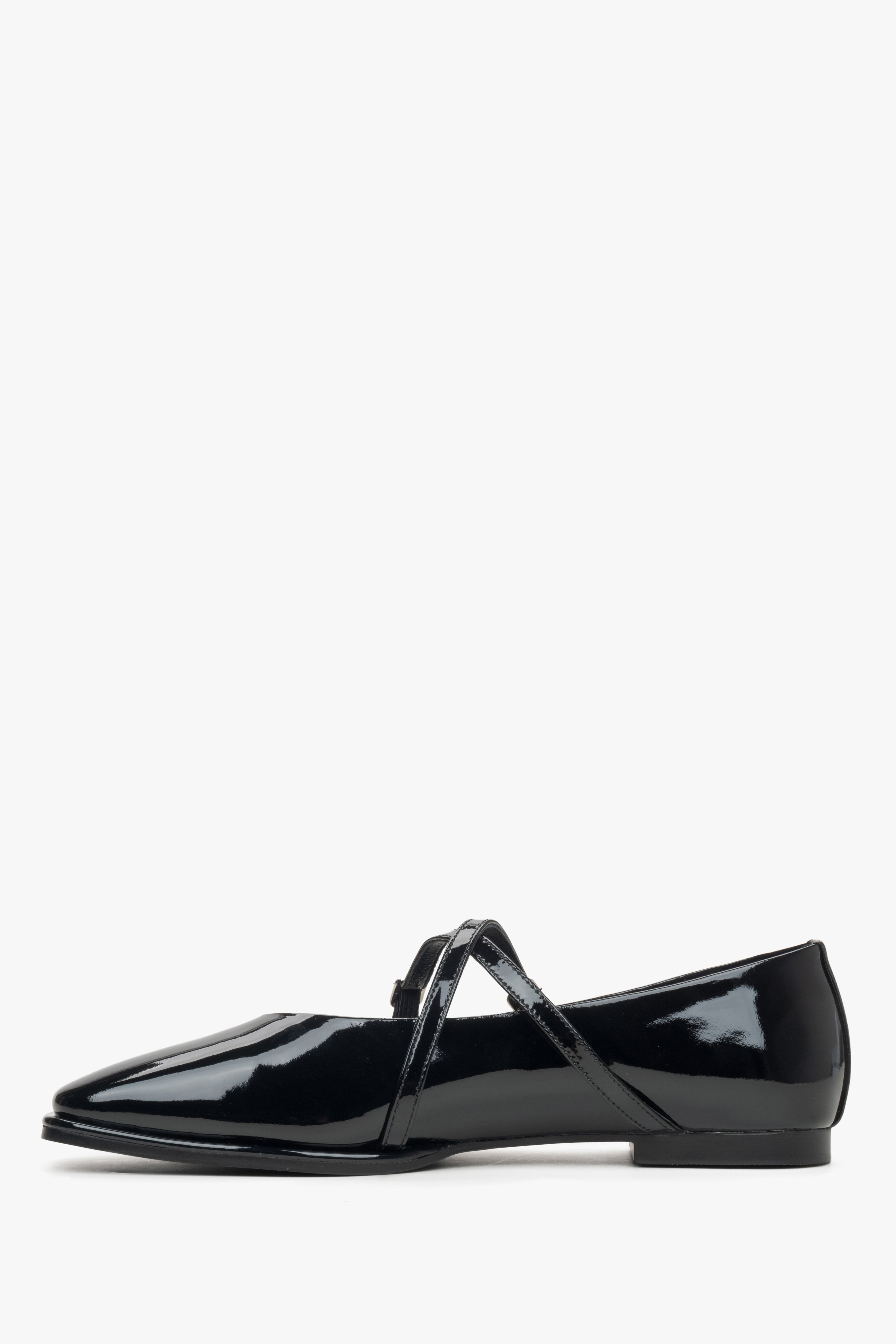 Estro women's black patent leather ballet flats - side profile.