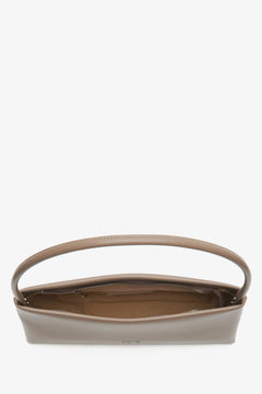 Women's sand beige leather handy bag - presentation of the main compartment.