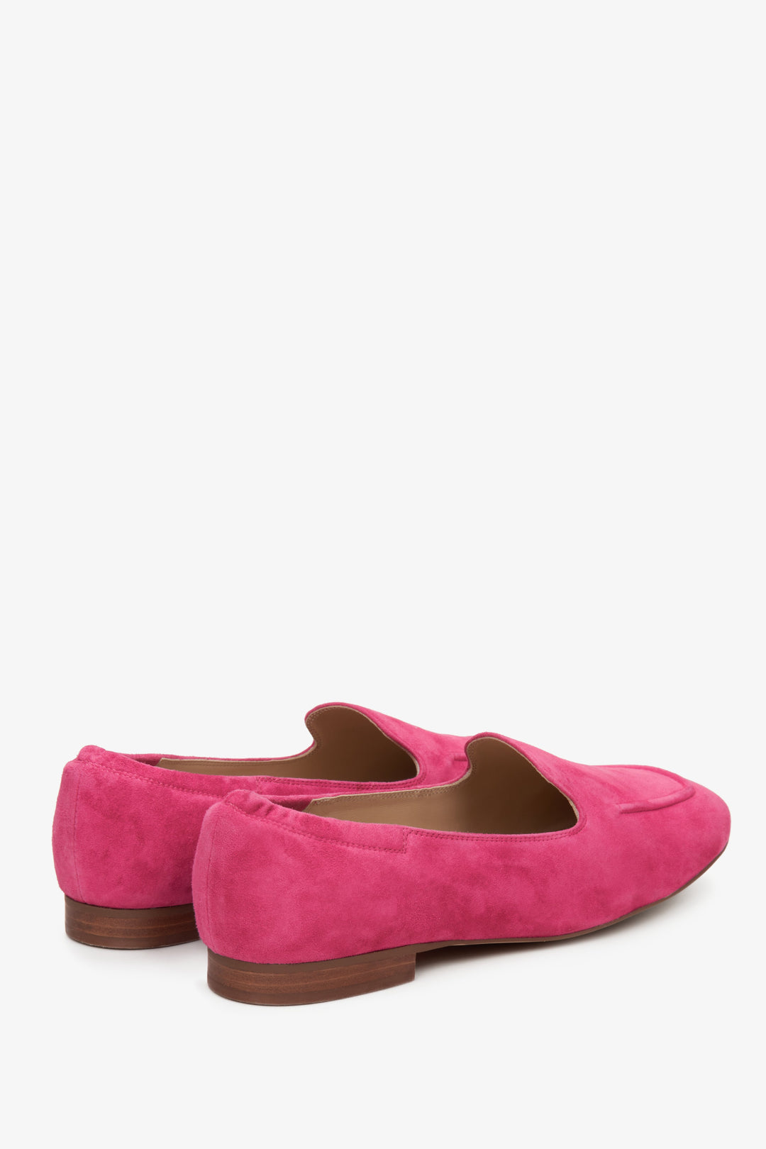 Women's Estro velour moccasins for fall in fuchsia - presentation of the heel and side vamp.
