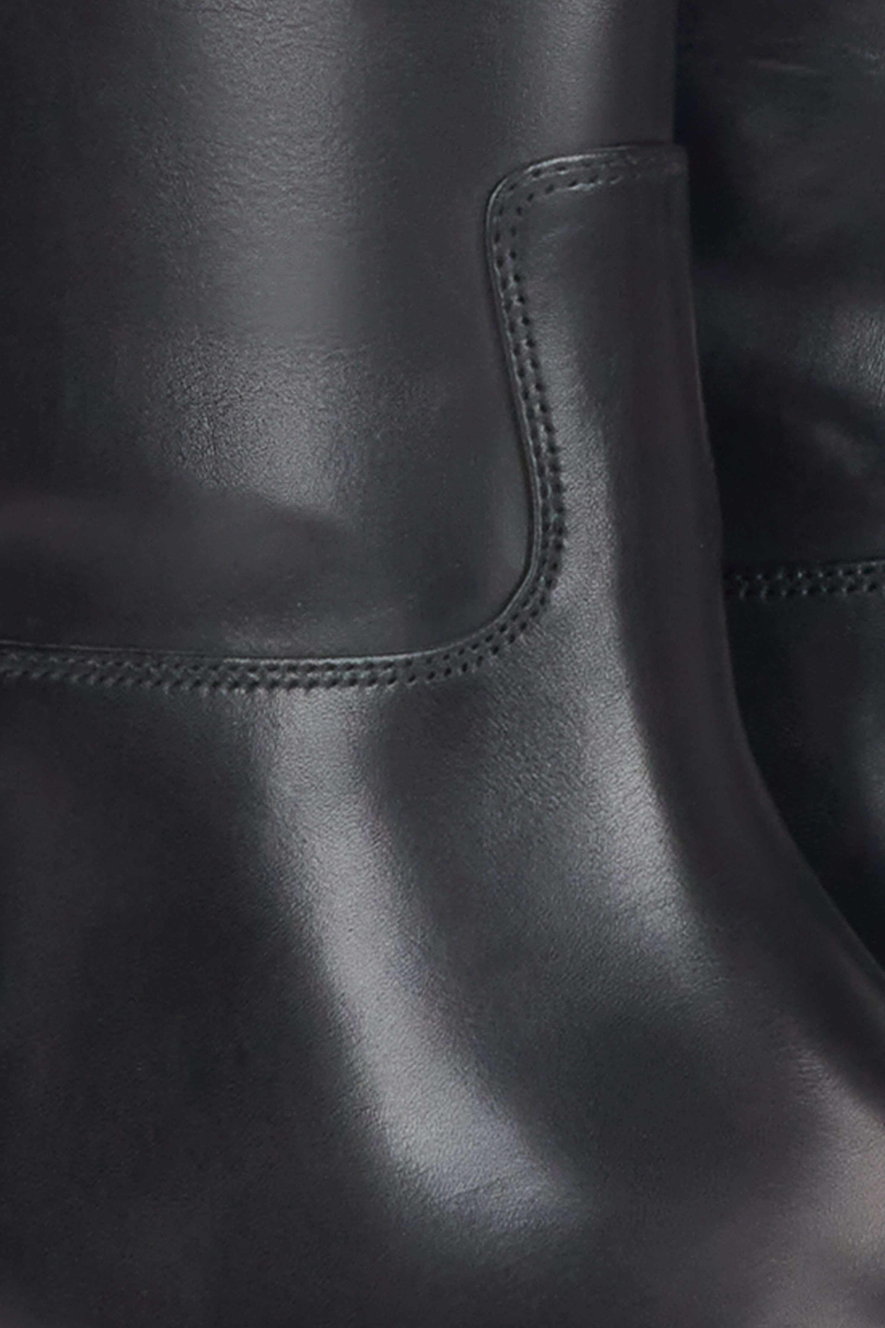 Black leather women's boots Estro - details.