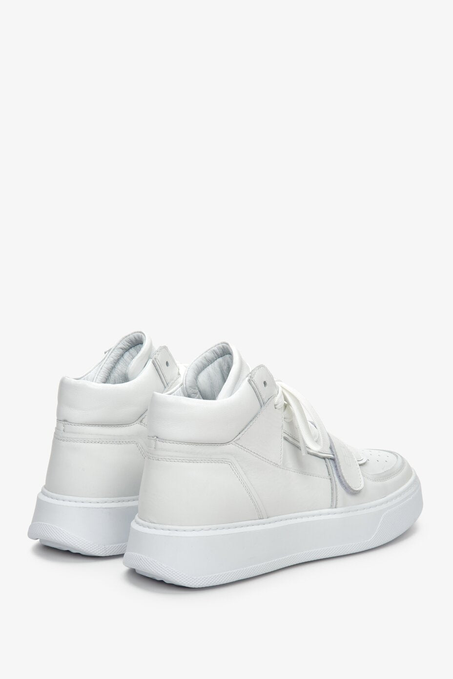 High-top athletic women's sneakers in white made of genuine leather by ES 8 - close-up of the heel and back of the shoe.