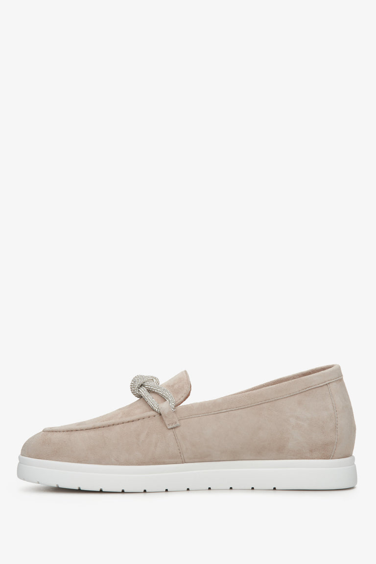 Estro women's velour moccasins in beige - shoe profile.