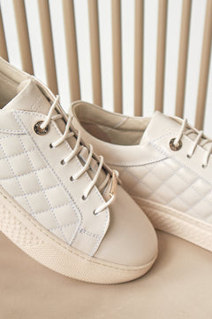 Women's beige leather sneakers by Estro - presentation of the model.