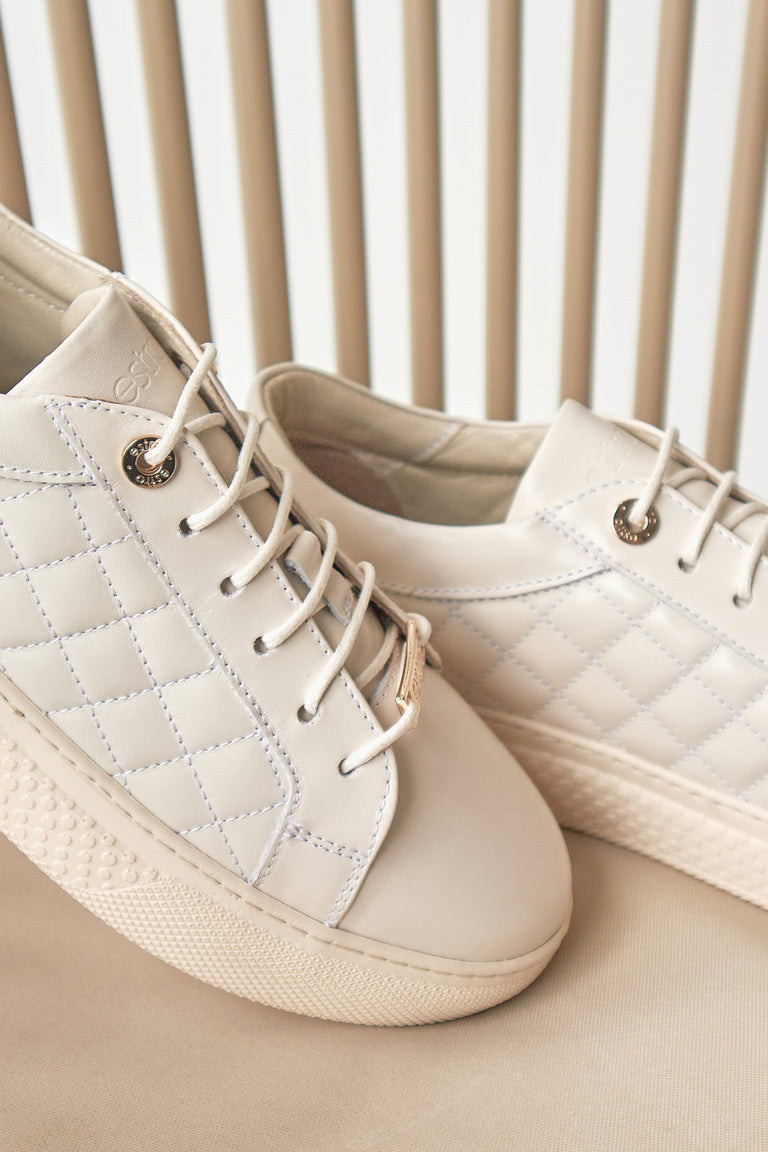 Women's beige leather sneakers by Estro - presentation of the model.