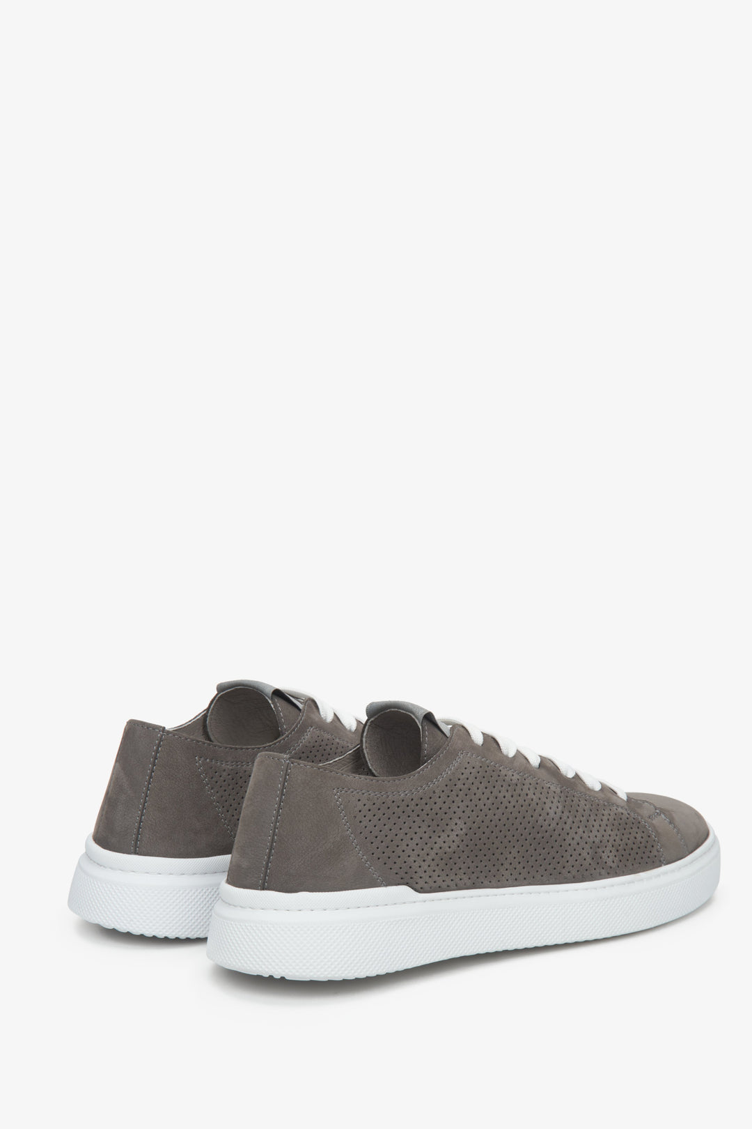 Grey men's sneakers with laces Estro - a close-up on a heel counter.