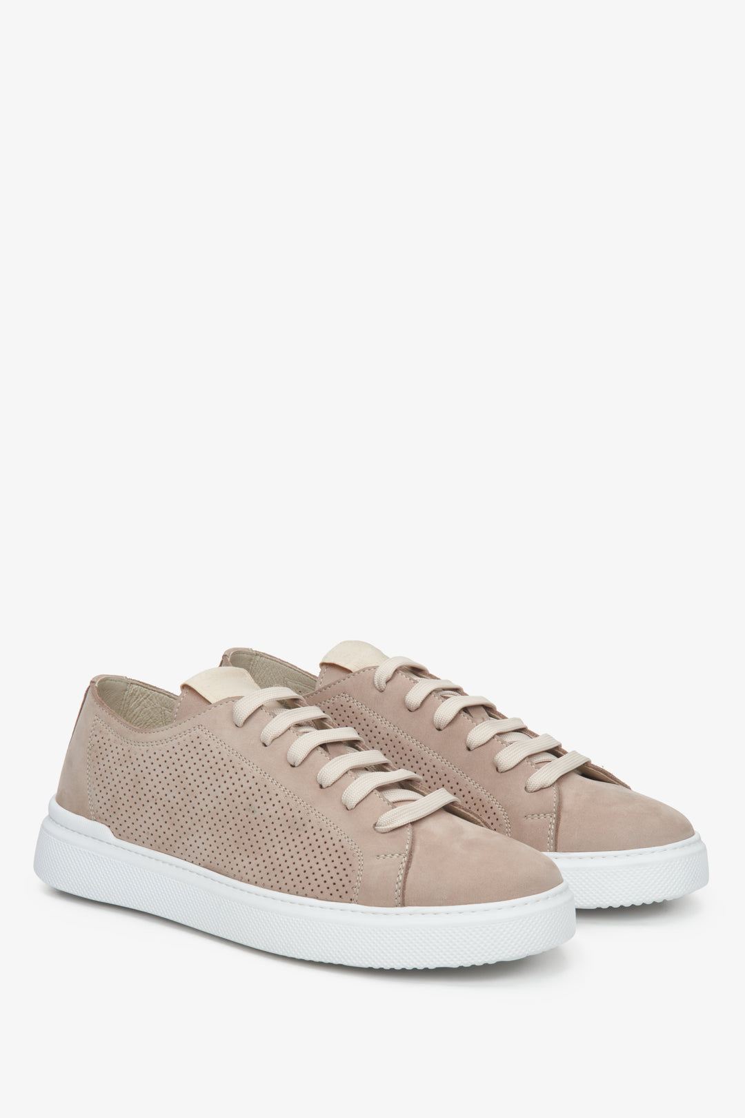 Summer men's sneakers in beige, perforated, of Estro brand.