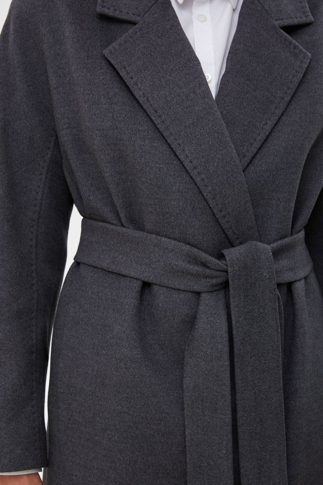 Grey long bucket coat by Estro - close-up on the details.