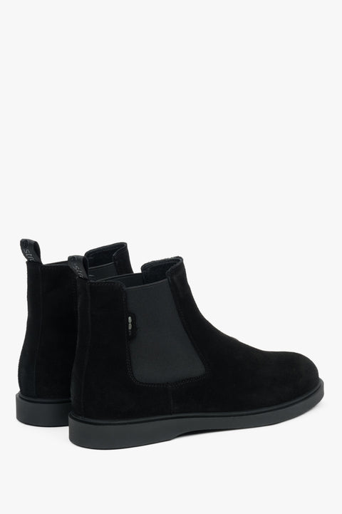 Men's chelsea boots made of natural velour Estro - close-up of the heel and side line of the shoes