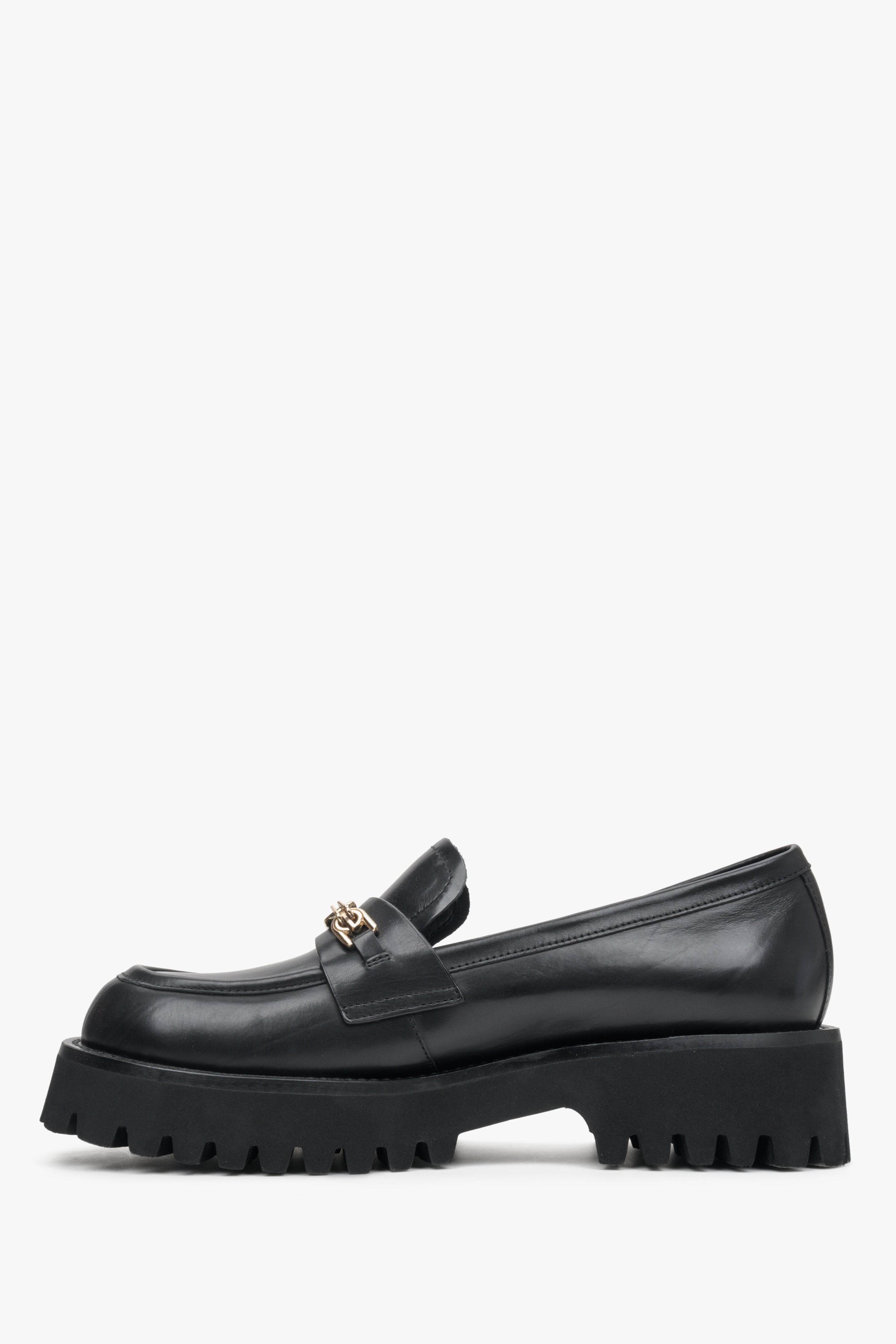 Women's black moccasins made of genuine leather by Estro - shoe profile.