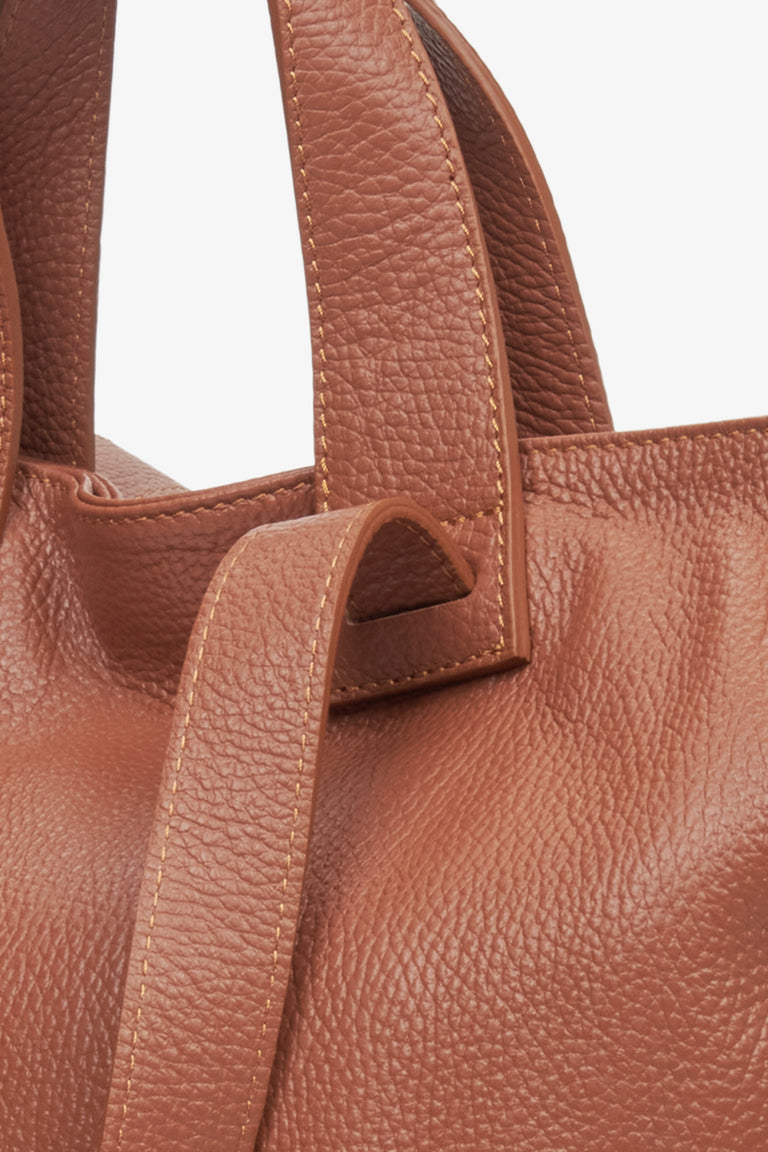 Women's leather large handbag in brown by Estro - close-up on the details.