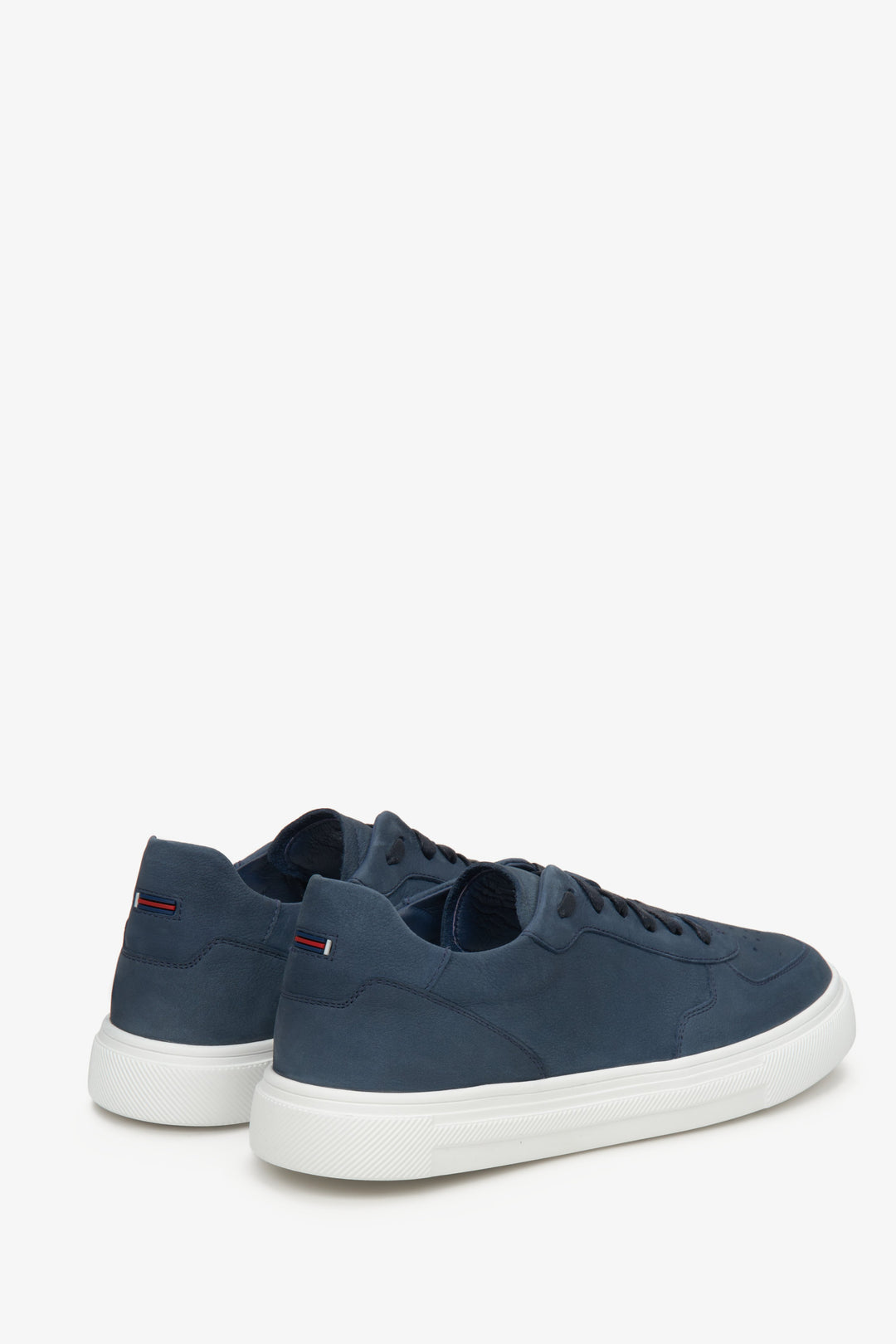 Men's blue sneakers made of genuine nubuck by Estro - presentation of the side seam and heel of the shoe.