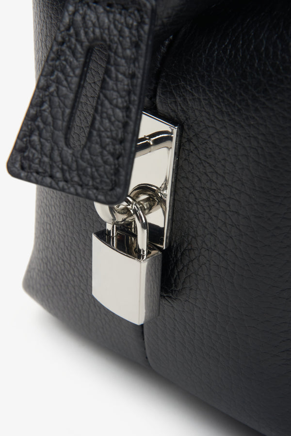 Elegant black women's satchel handbag, made of premium Italian natural leather, from Estro.