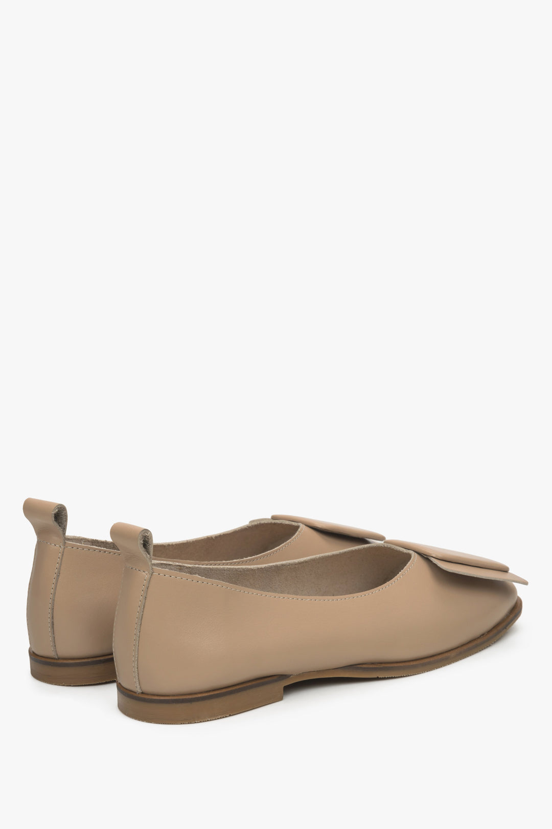 Women's beige leather ballet flats by Estro - close-up on the back of the model.