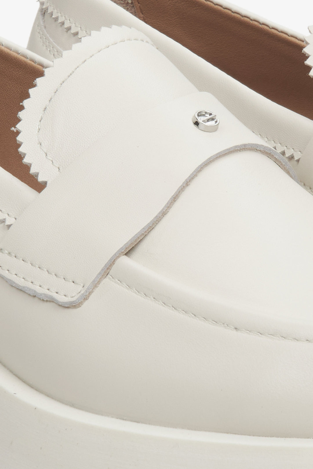 Estro women's loafers in beige, made of genuine leather - close up on details.