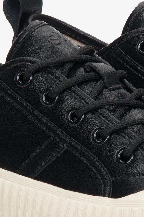 Women's black sneakers with the Estro logo, perfect for spring and fall - close-up on details.