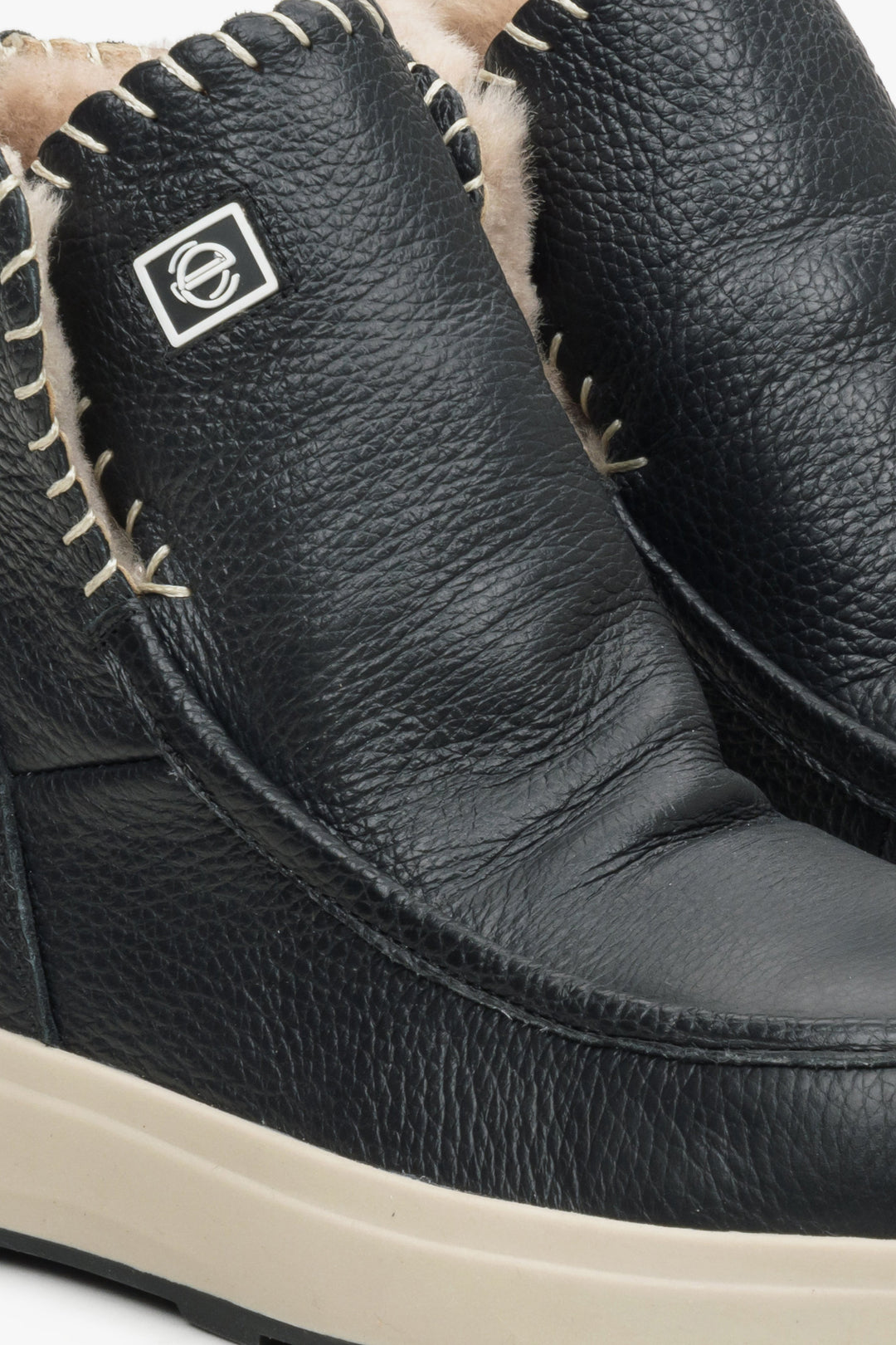 Black leather snow boots Estro.