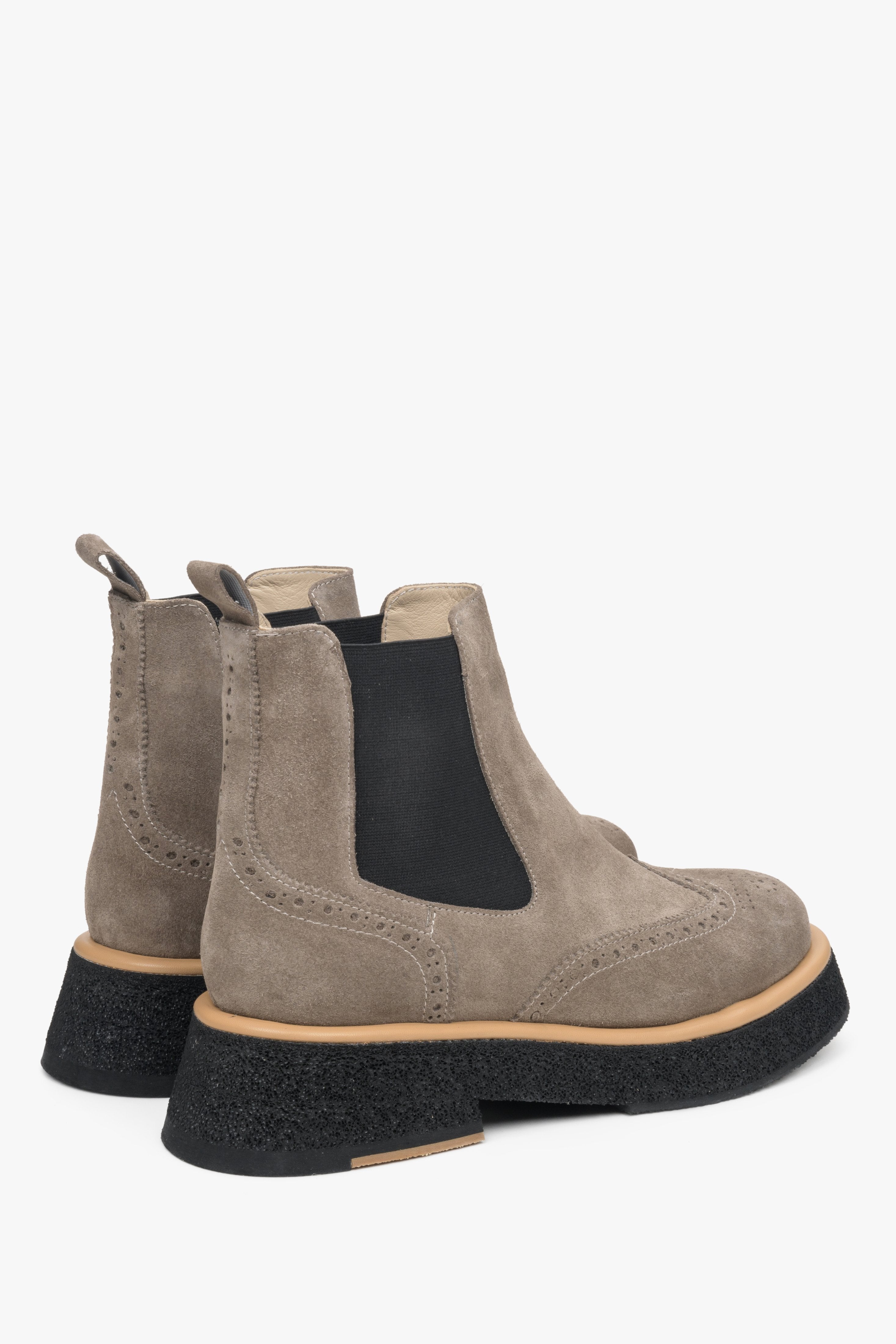 Women's taupe brown ankle boots with a comfortable heel made of natural suede by Estro - close-up on the side line and heel.