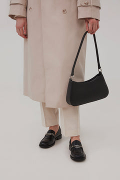 Women's black bag with decorative chain by Estro - presentation of the complete styling.