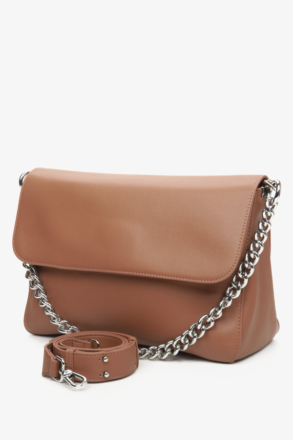 Women's crossbody bag made of genuine leather by Estro with a chain.