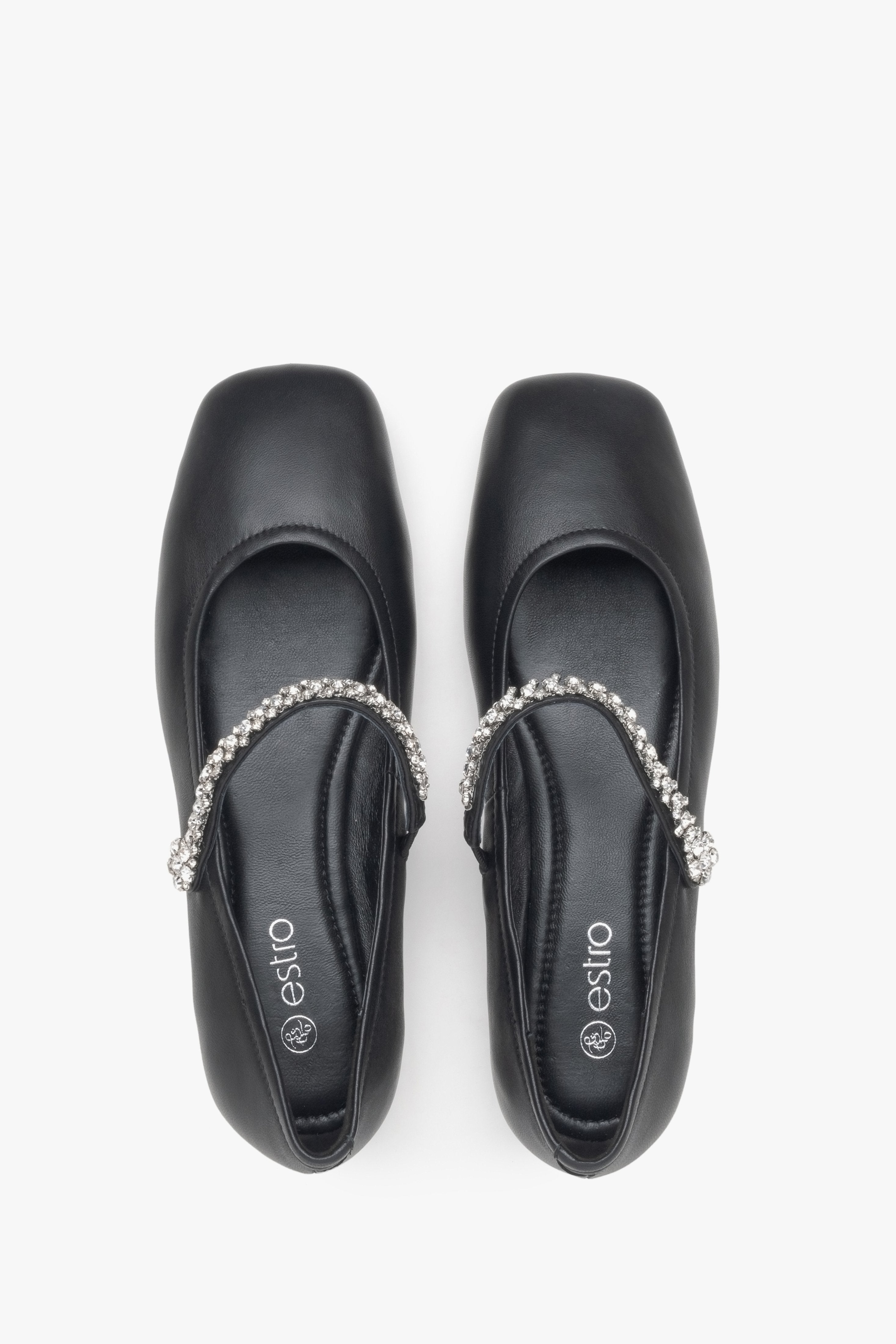 Estro women's black ballet flats with decorative buckle - top view presentation.