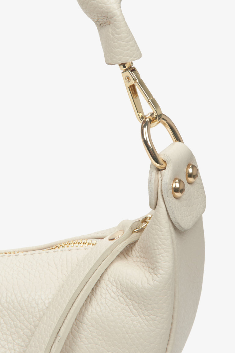 Elegant half-moon women's bag by Estro with braided hand in light beige colour.