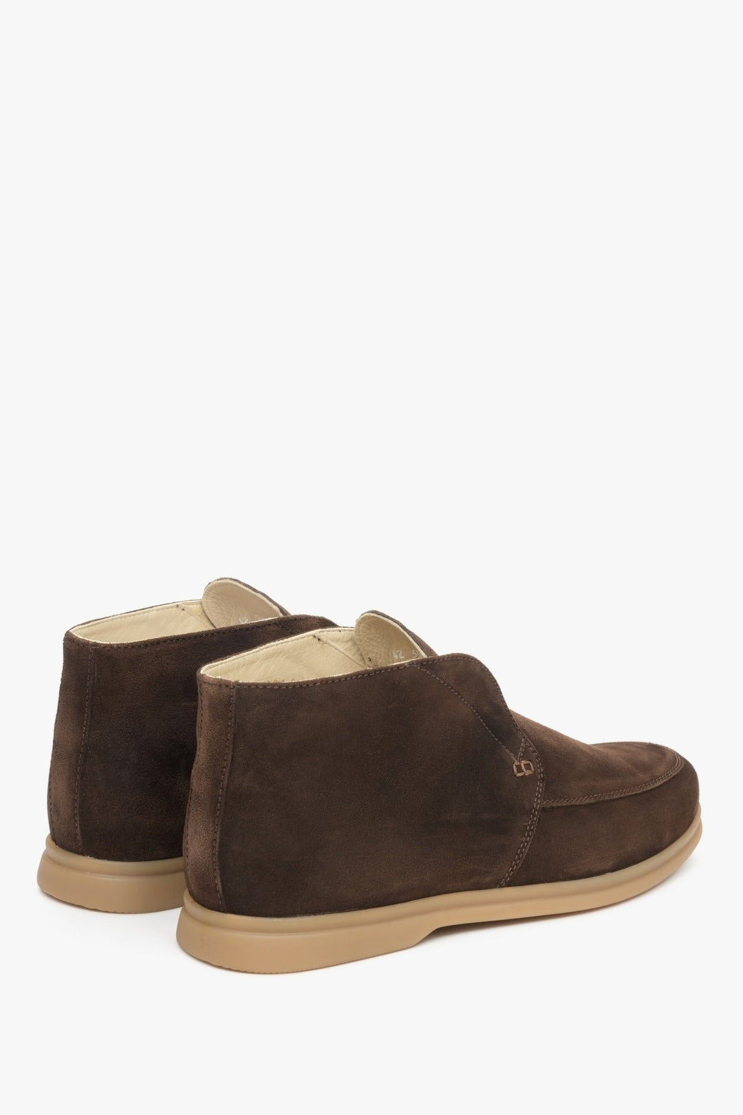 Men's slip-on autumn suede ankle boots by Estro - close-up on the rear part of the shoe: the heel and the side seam.