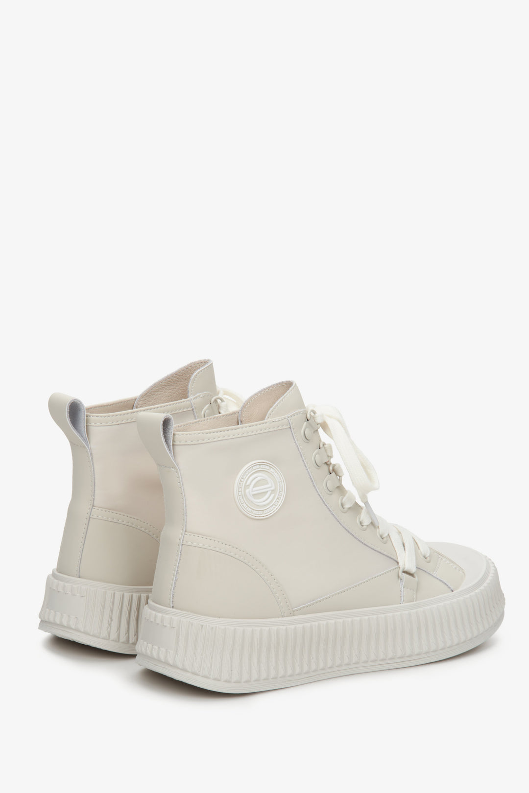 Women's white sneakers with the visible Estro brand logo.
