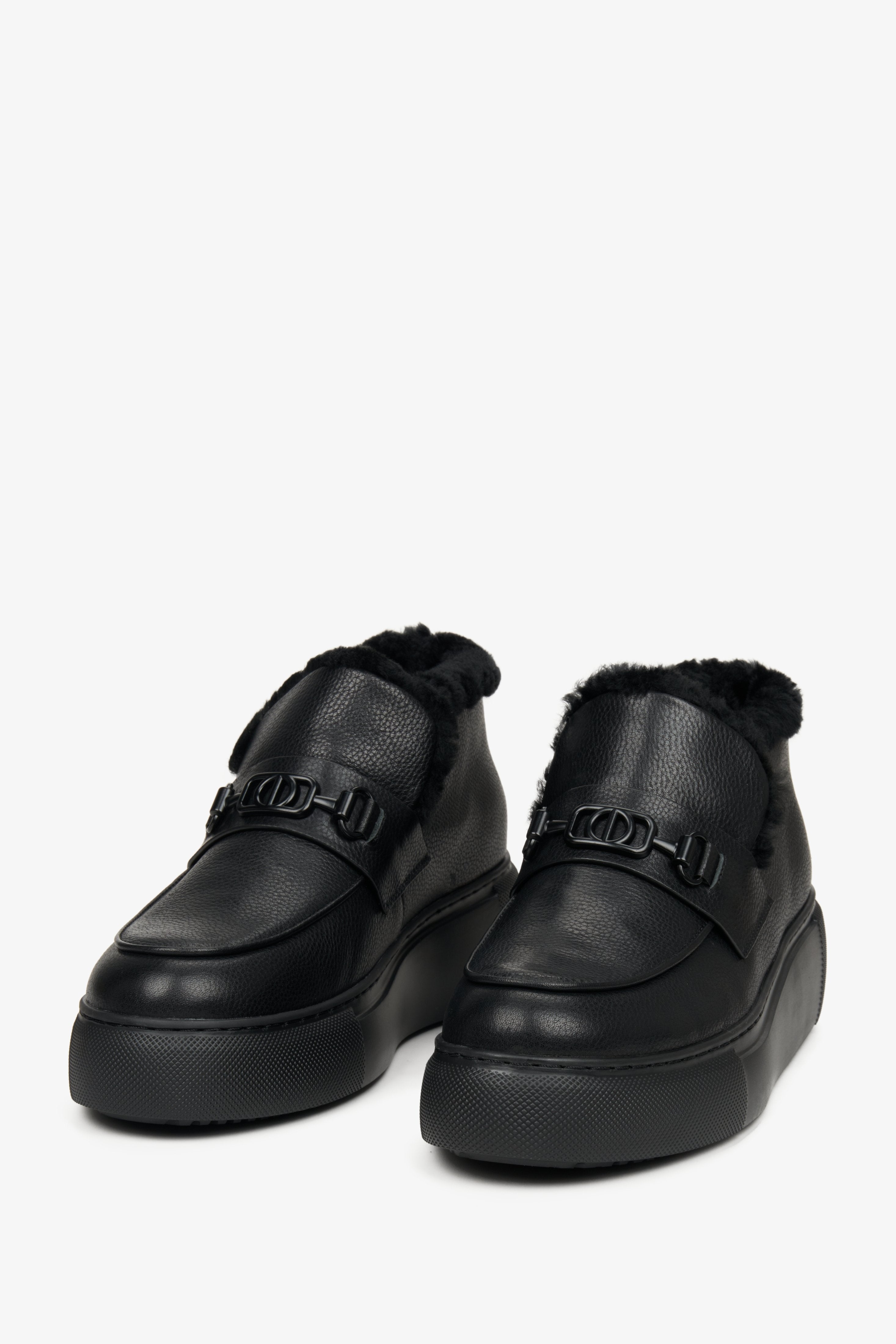 Women's black low boots by Estro with fur lining from natural leather - front line of the shoes.