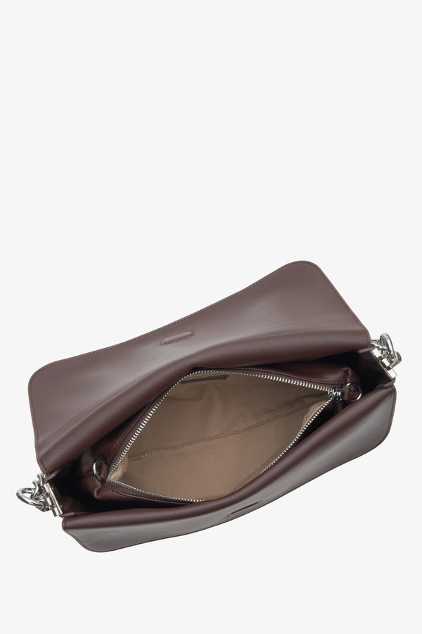 Women's dark brown handbag made of genuine leather Estro with a chain - close-up of the interior of the model.