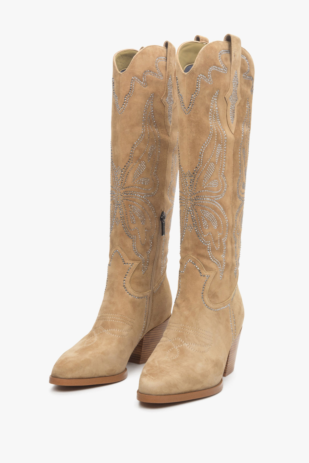 Light beige elevated women's cowboy boots made of velvet by Estro - close-up on the front of the shoe.