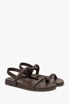 Stylish brown Estro women's sandals with a minimalist design of thin straps, offering comfort thanks to the flexible sole.
