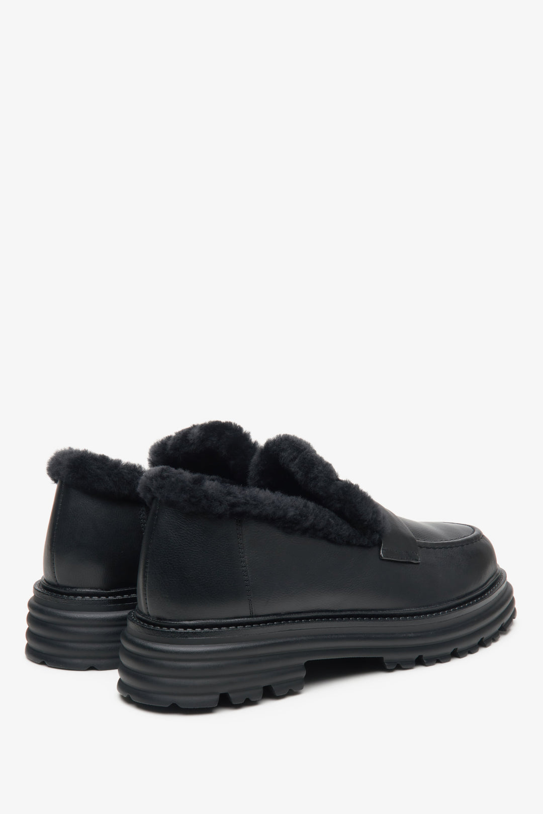 Women's leather moccasins by Estro in black with insulation - close-up on the heel and side line of the shoes.
