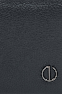 Men's wallet in black, made of genuine leather with a subtle Estro logo - details.