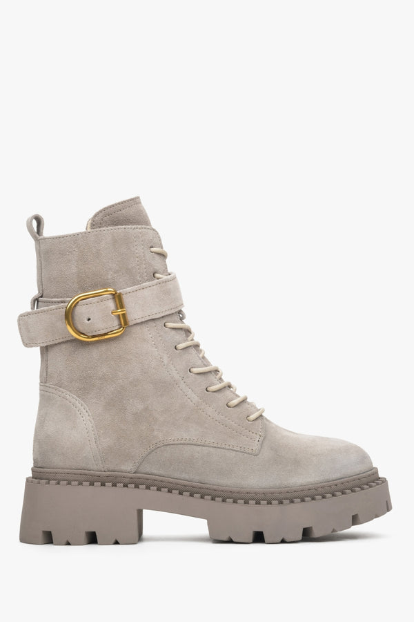 Light grey ankle boots made of genuine velour Estro - shoe profile.