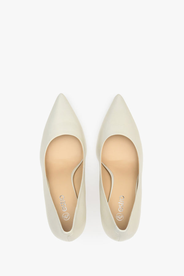 Women's pearlescent pointed heels with a tip, Estro, made of leather.