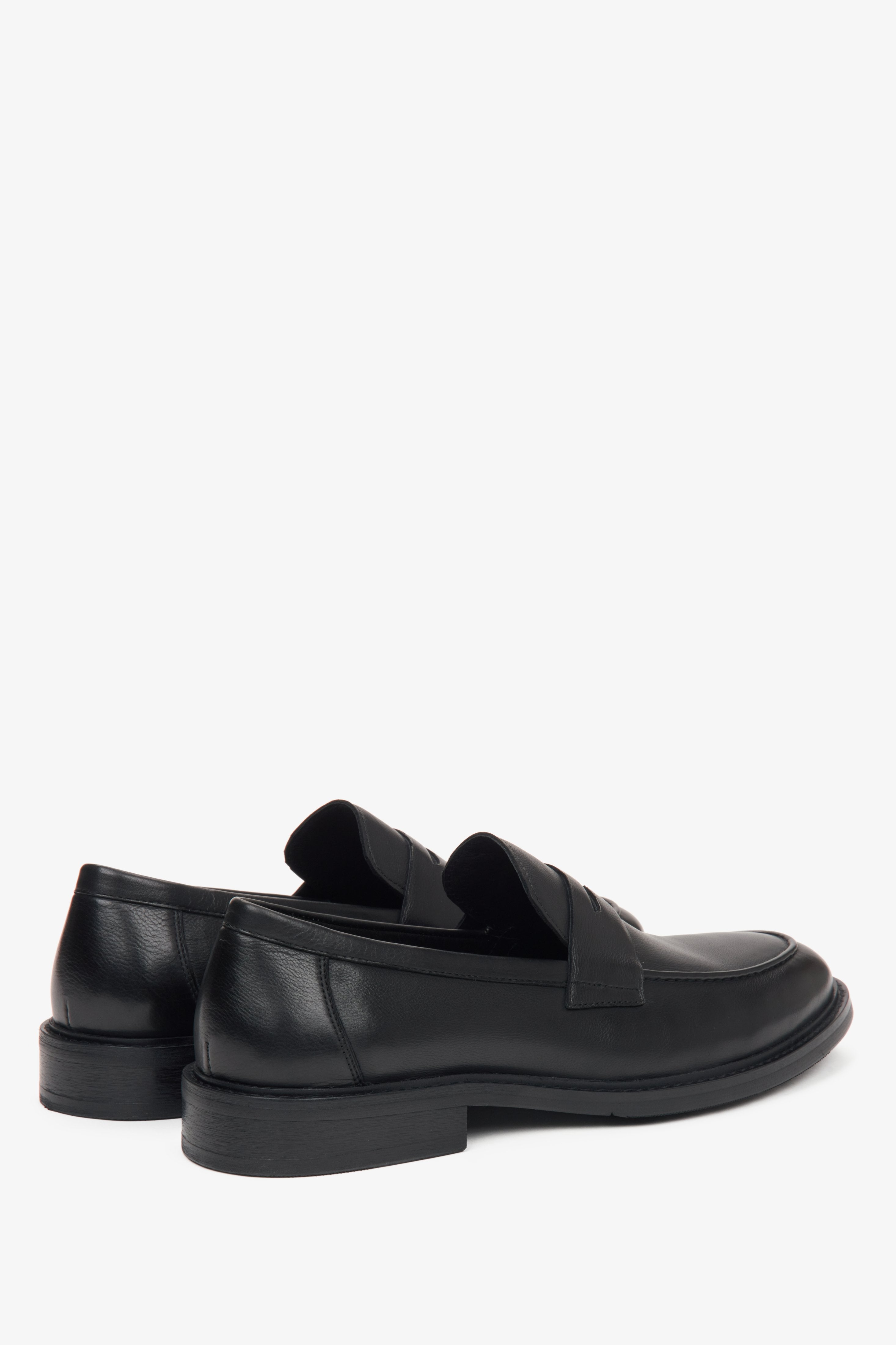 Men's black loafers Estro - close-up of the heel and side profile of the shoes.