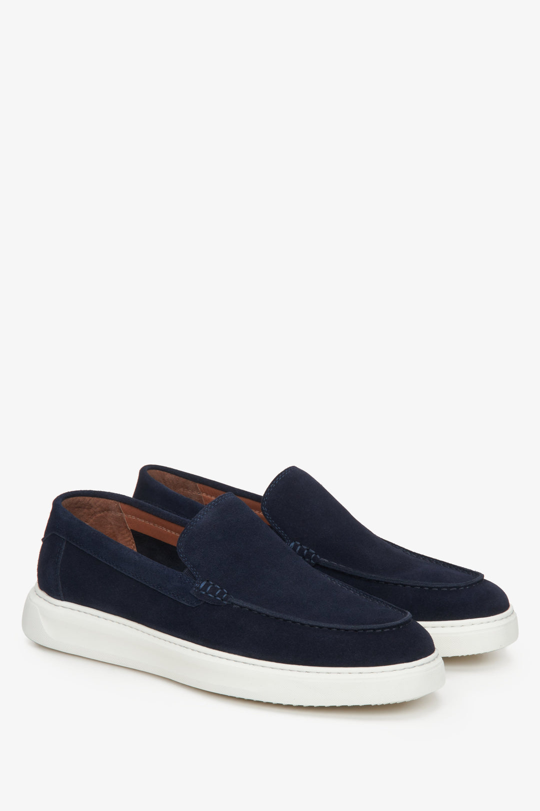 Velour men's loafers in navy blue for spring/fall - presentation of the toe and side seam of the shoe.