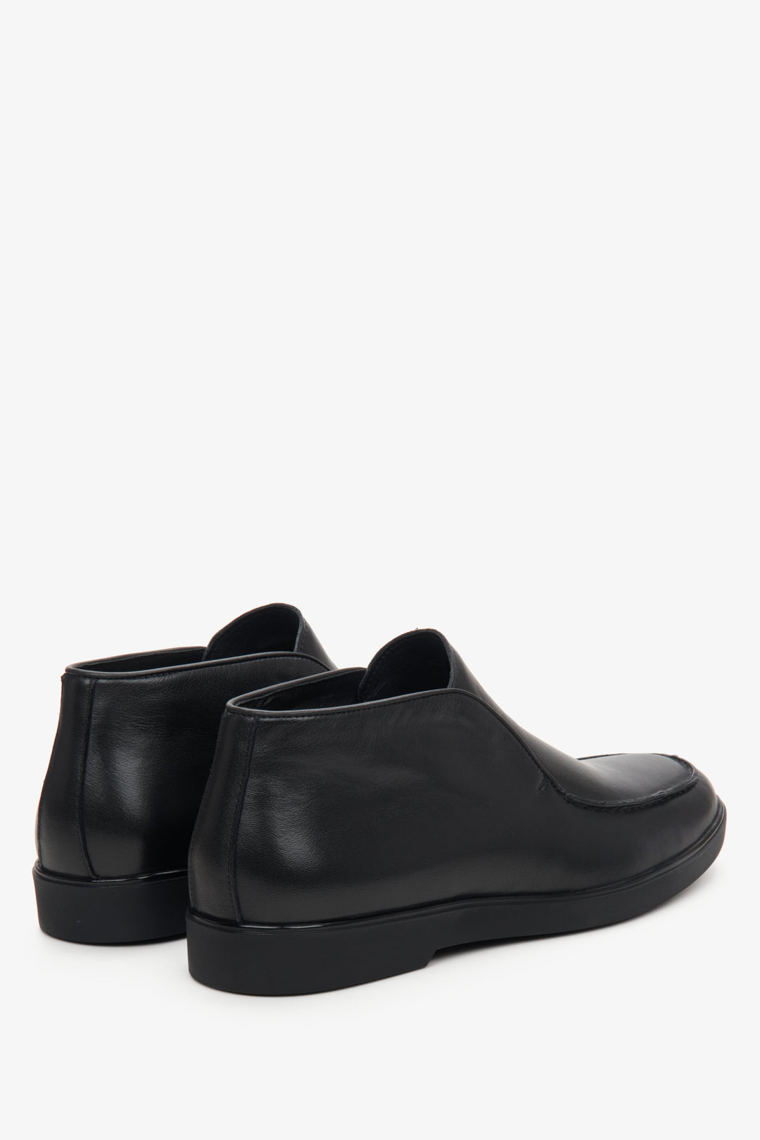 Men's black leather ankle boots for fall - close-up of the heel.