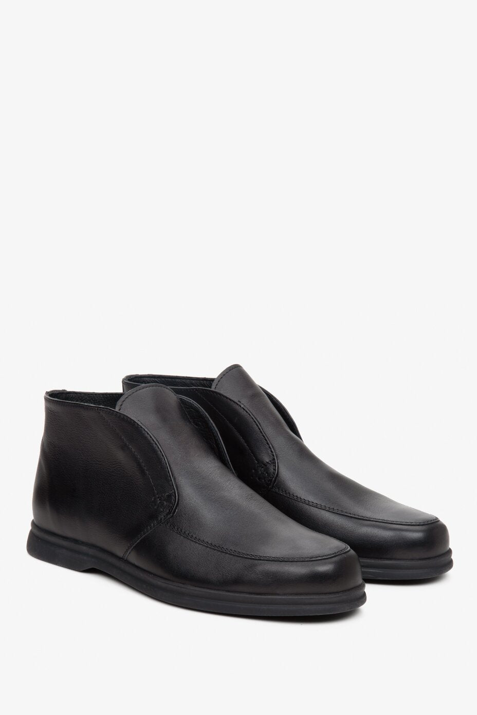 Men's Estro slip-on boots made of black natural leather - close-up of the front and side of the boot.