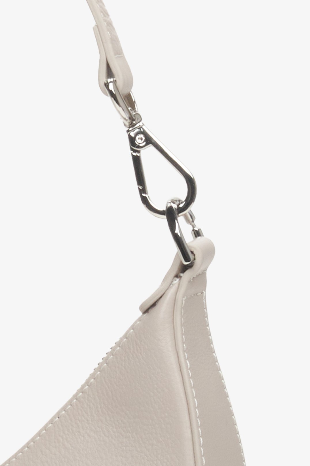 Estro brand women's baguette bag made of genuine beige leather - close-up on details.