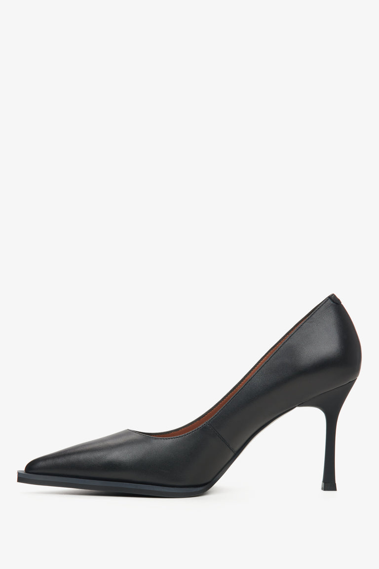 Women's black leather pumps by Estro - shoe profile.