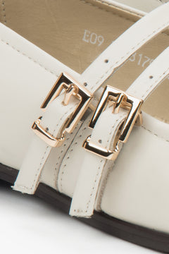 Women's white leather ballerinas - close-up on the buckle.