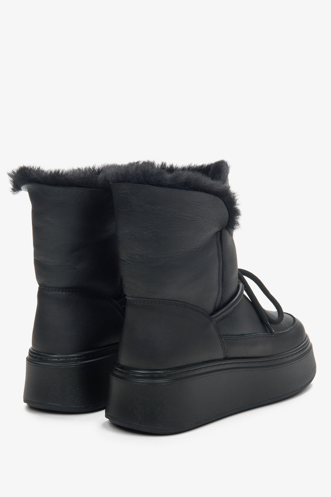 Fur lined snow boots in black Estro - a close-up on sideline and back of the shoes.
