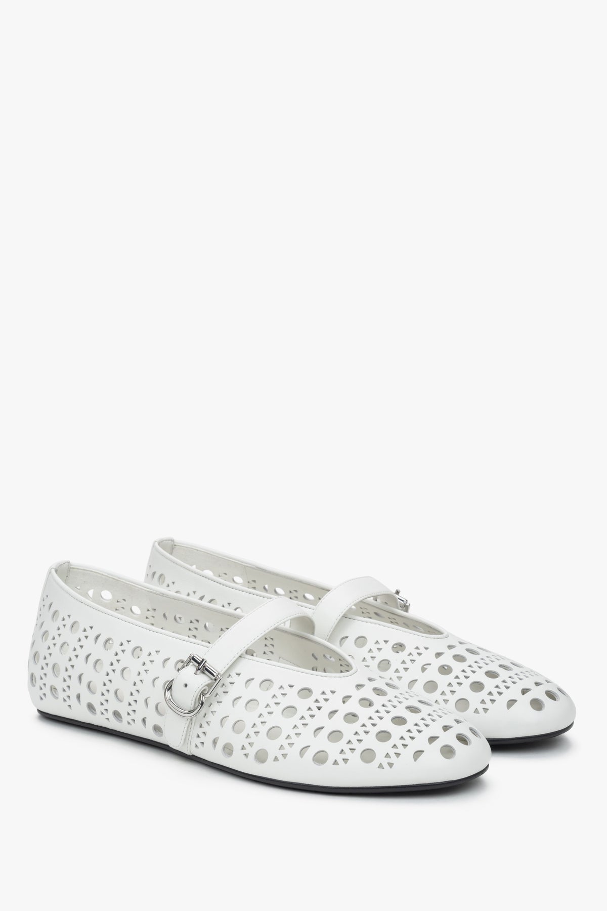 White perforated Estro women's ballet flats, made of genuine leather, perfect for warm summer days.